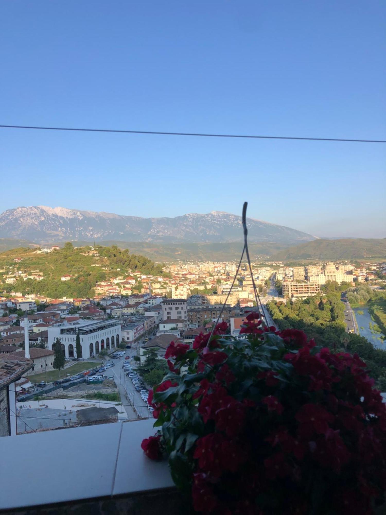 Guest House Lion Berat Exterior foto