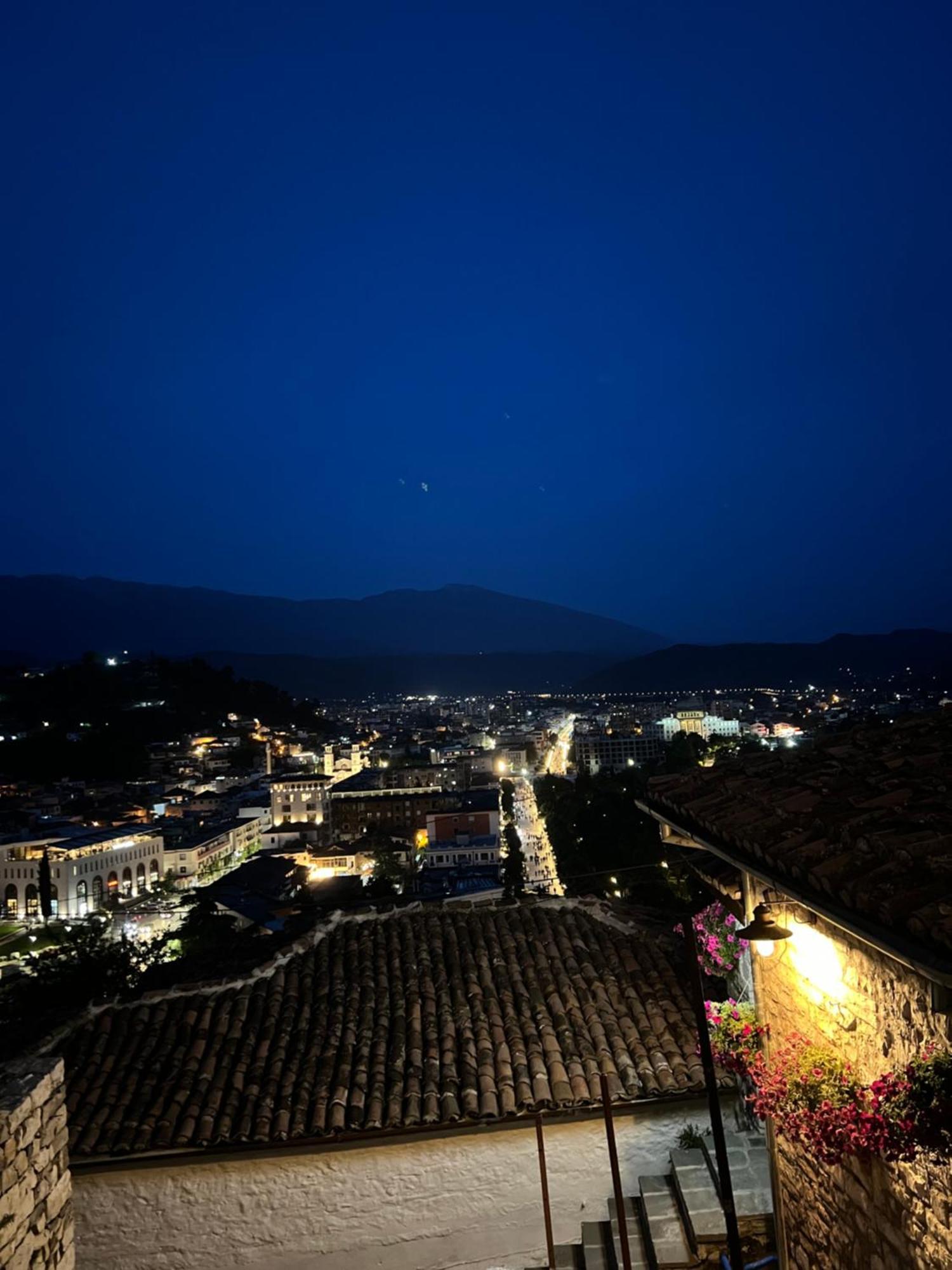 Guest House Lion Berat Exterior foto