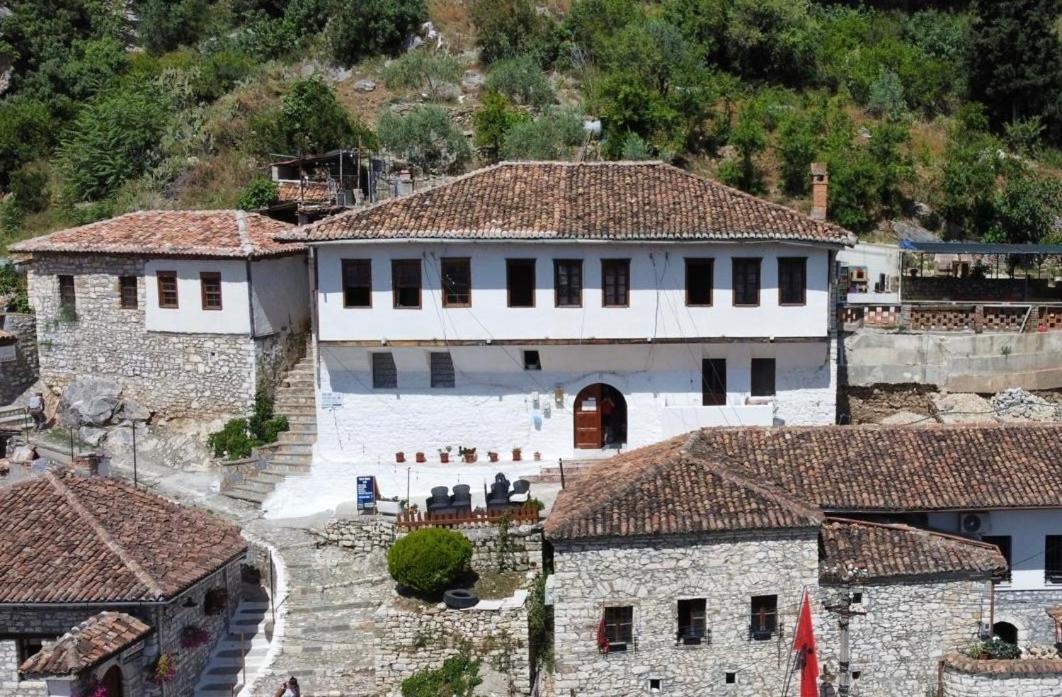 Guest House Lion Berat Exterior foto