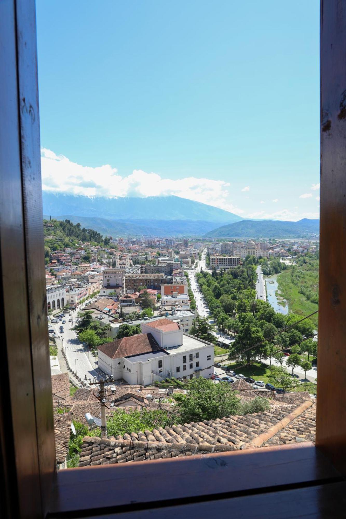 Guest House Lion Berat Exterior foto