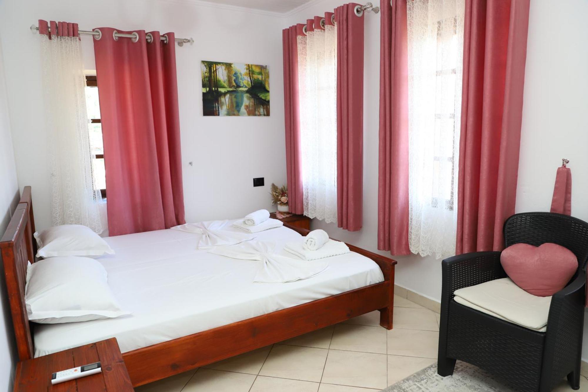 Guest House Lion Berat Exterior foto