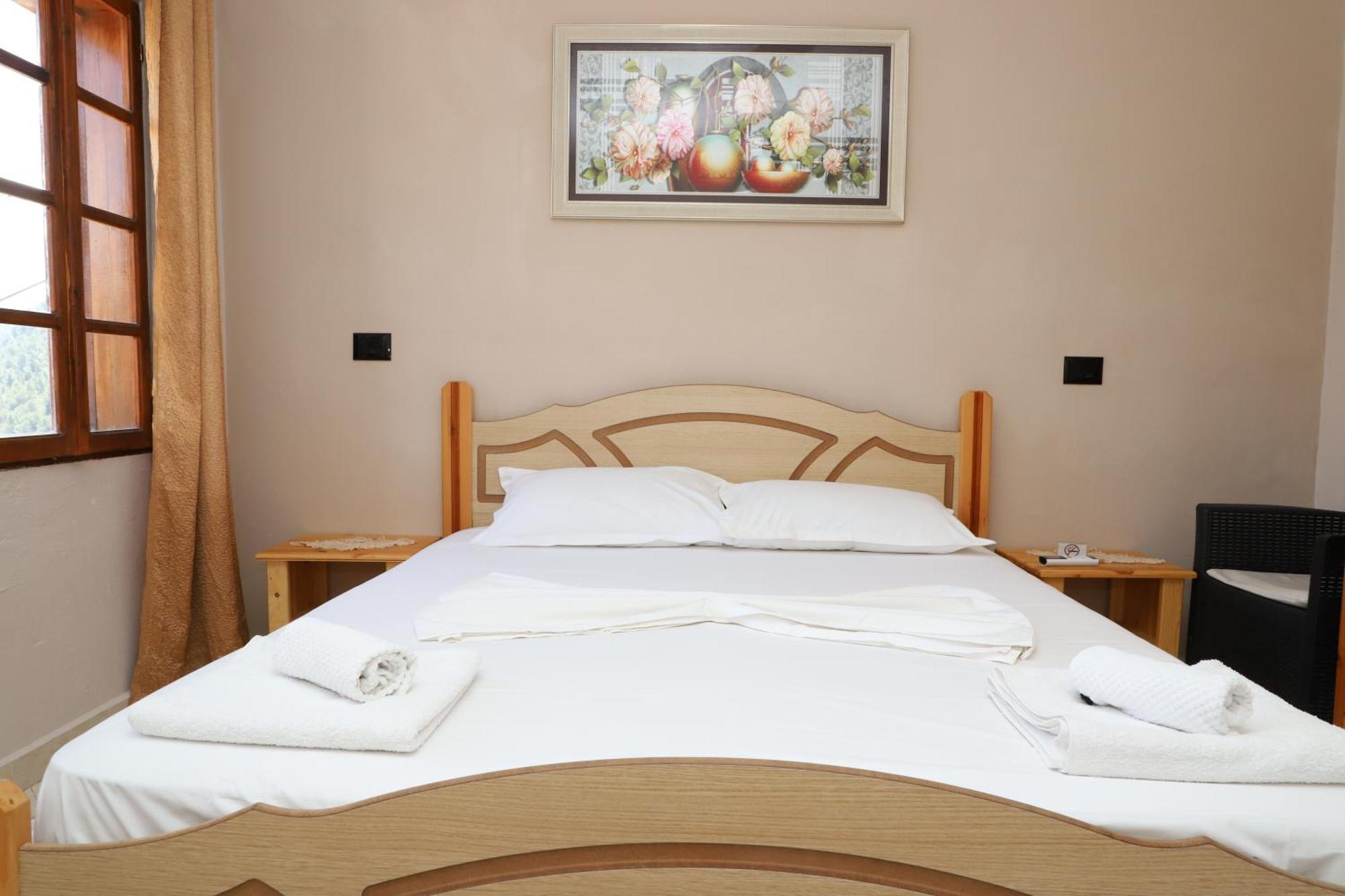 Guest House Lion Berat Exterior foto