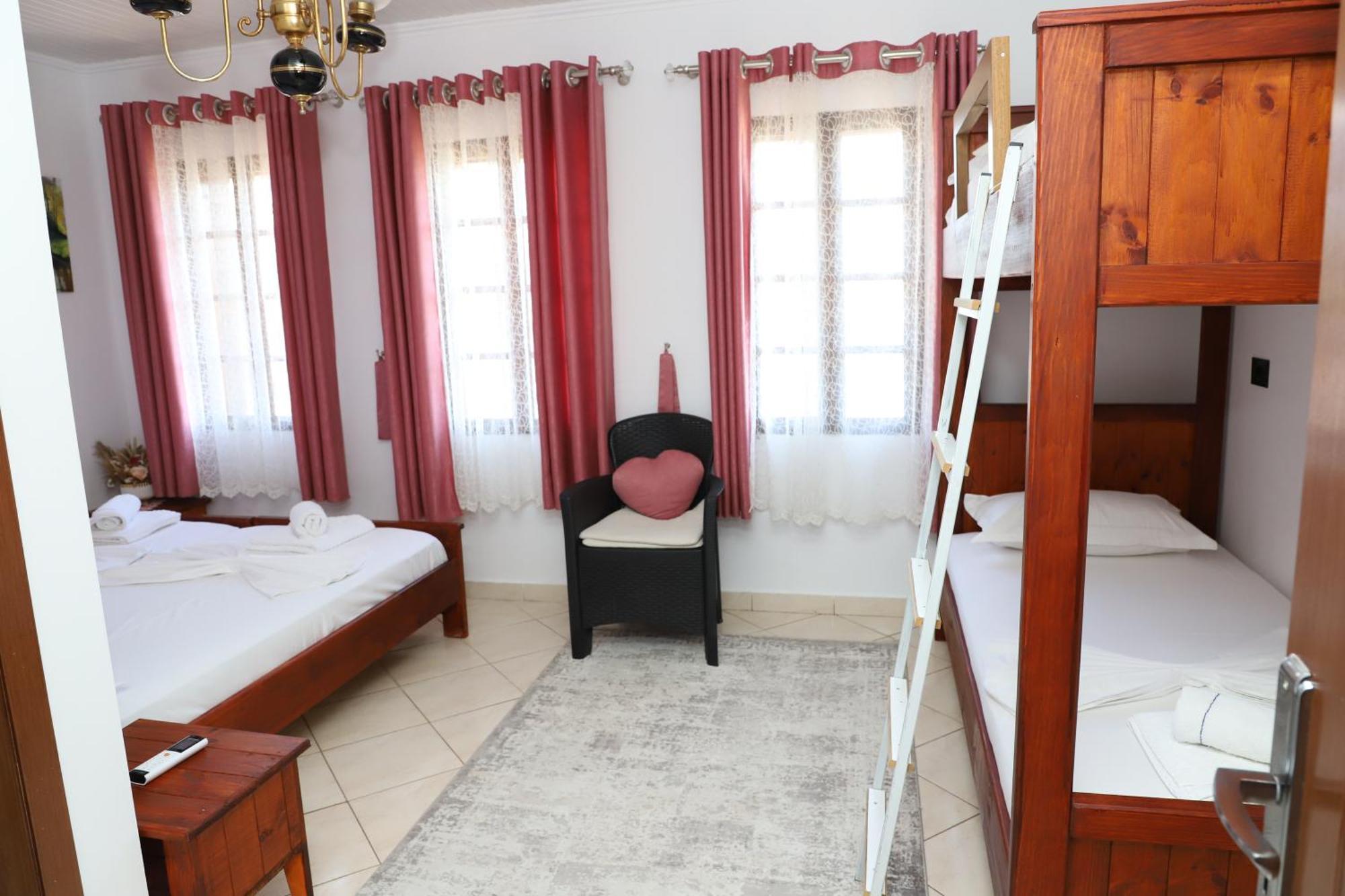 Guest House Lion Berat Exterior foto