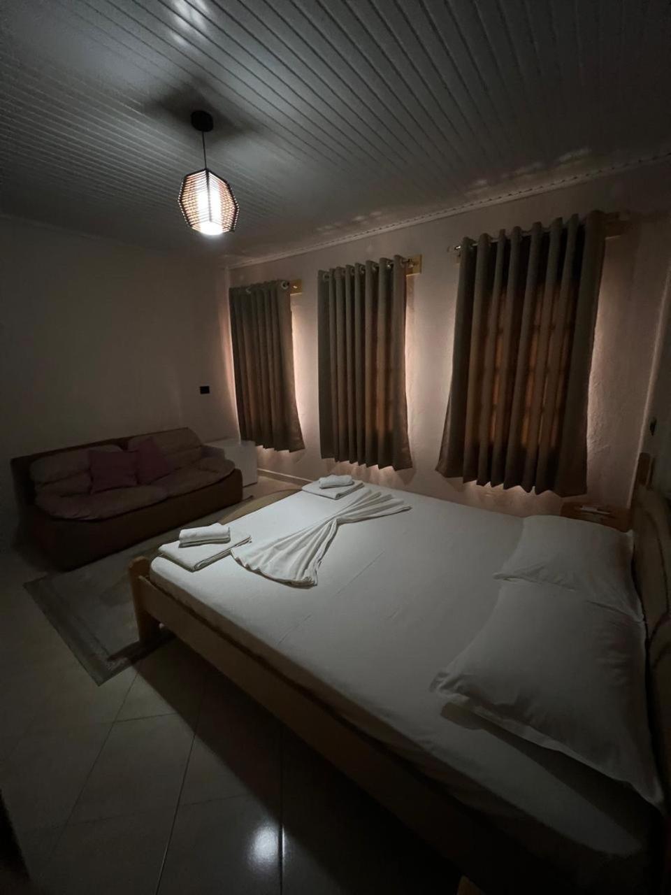 Guest House Lion Berat Exterior foto