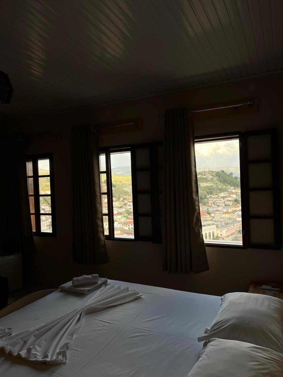 Guest House Lion Berat Exterior foto