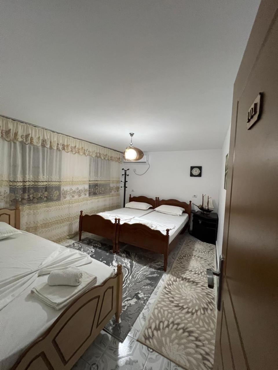 Guest House Lion Berat Exterior foto