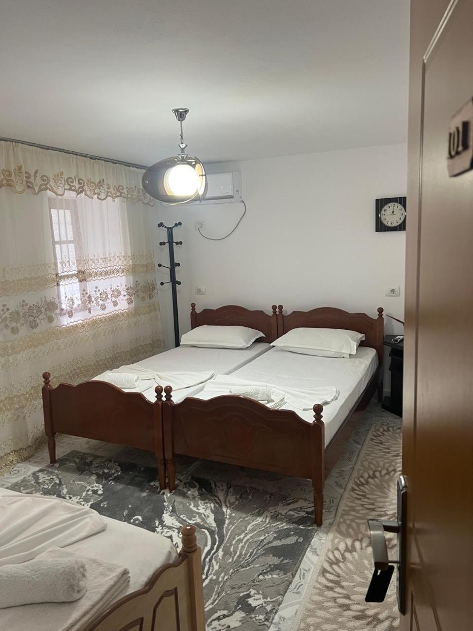 Guest House Lion Berat Exterior foto
