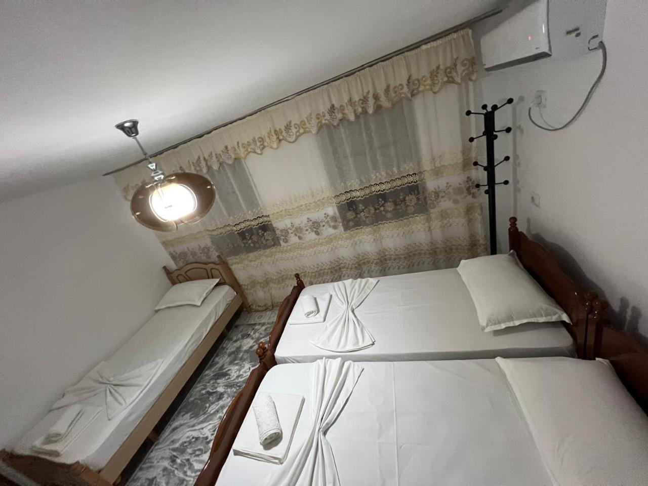 Guest House Lion Berat Exterior foto