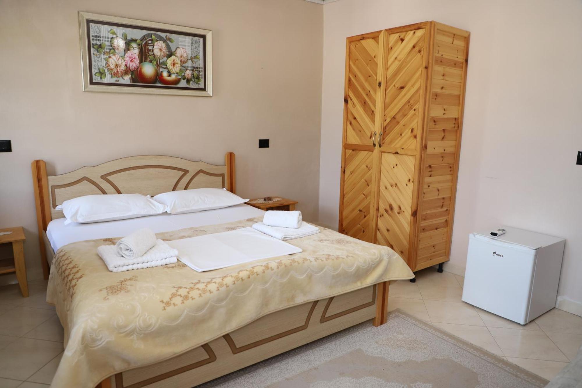 Guest House Lion Berat Exterior foto