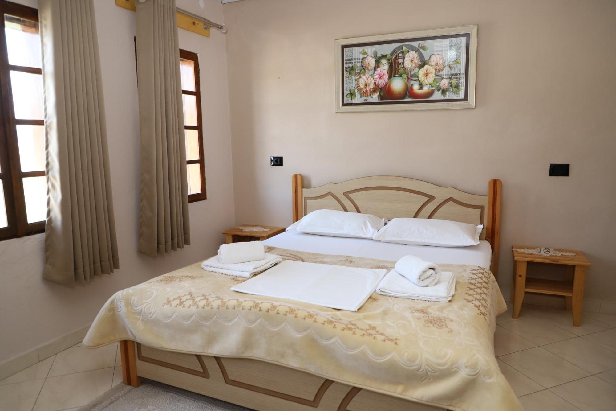 Guest House Lion Berat Exterior foto