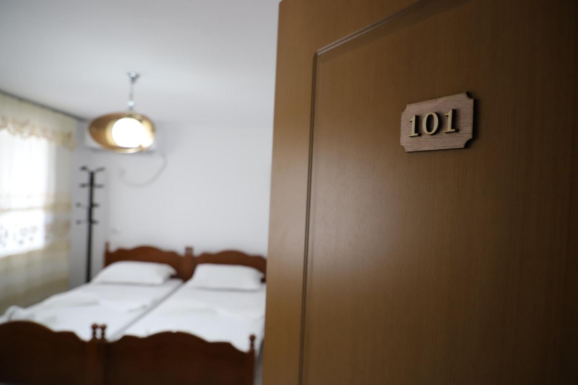 Guest House Lion Berat Exterior foto