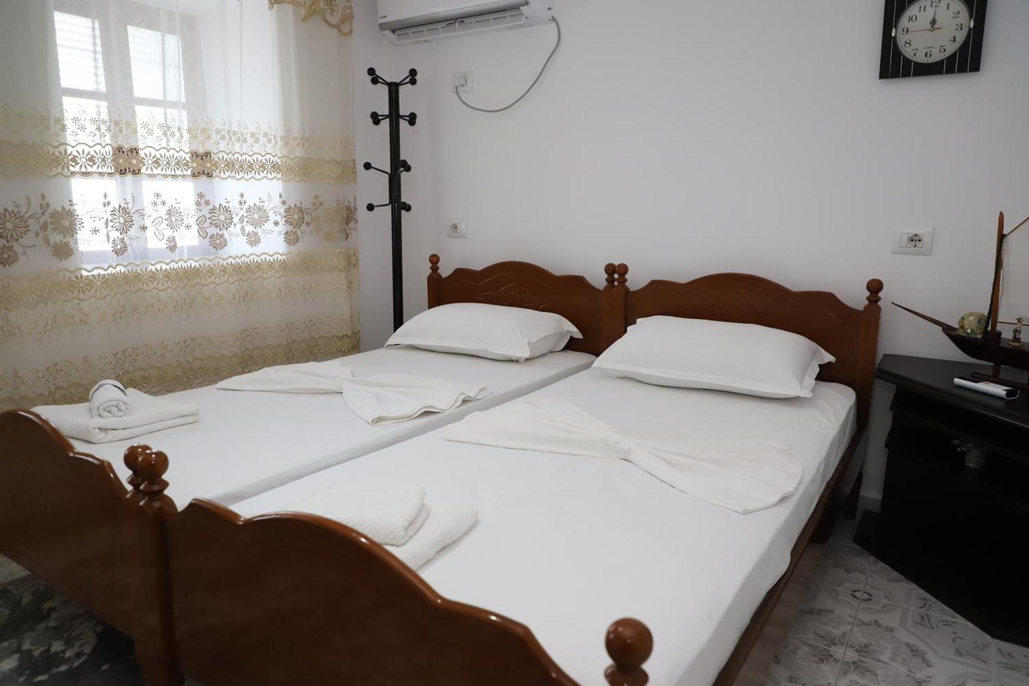 Guest House Lion Berat Exterior foto