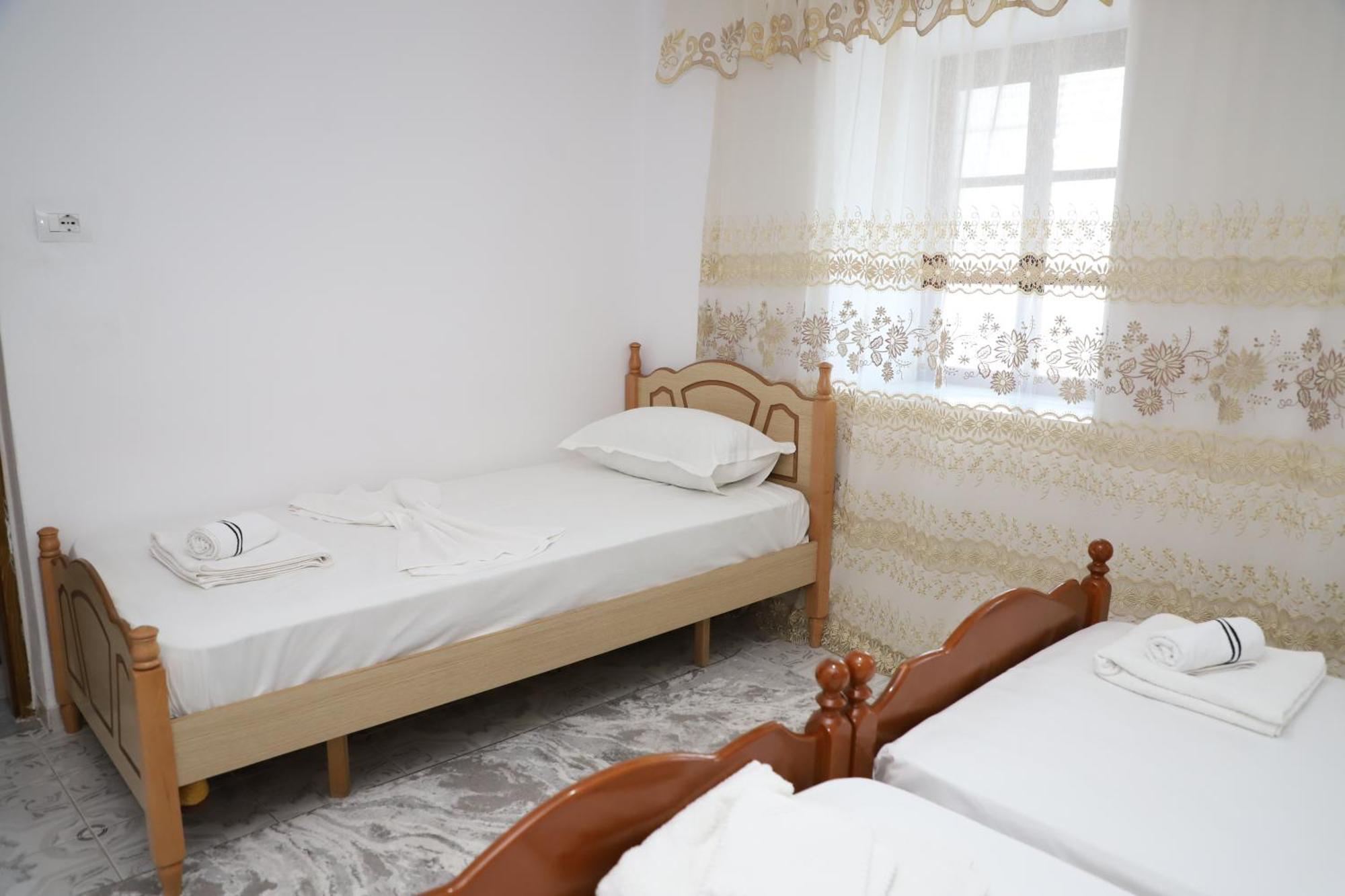 Guest House Lion Berat Exterior foto