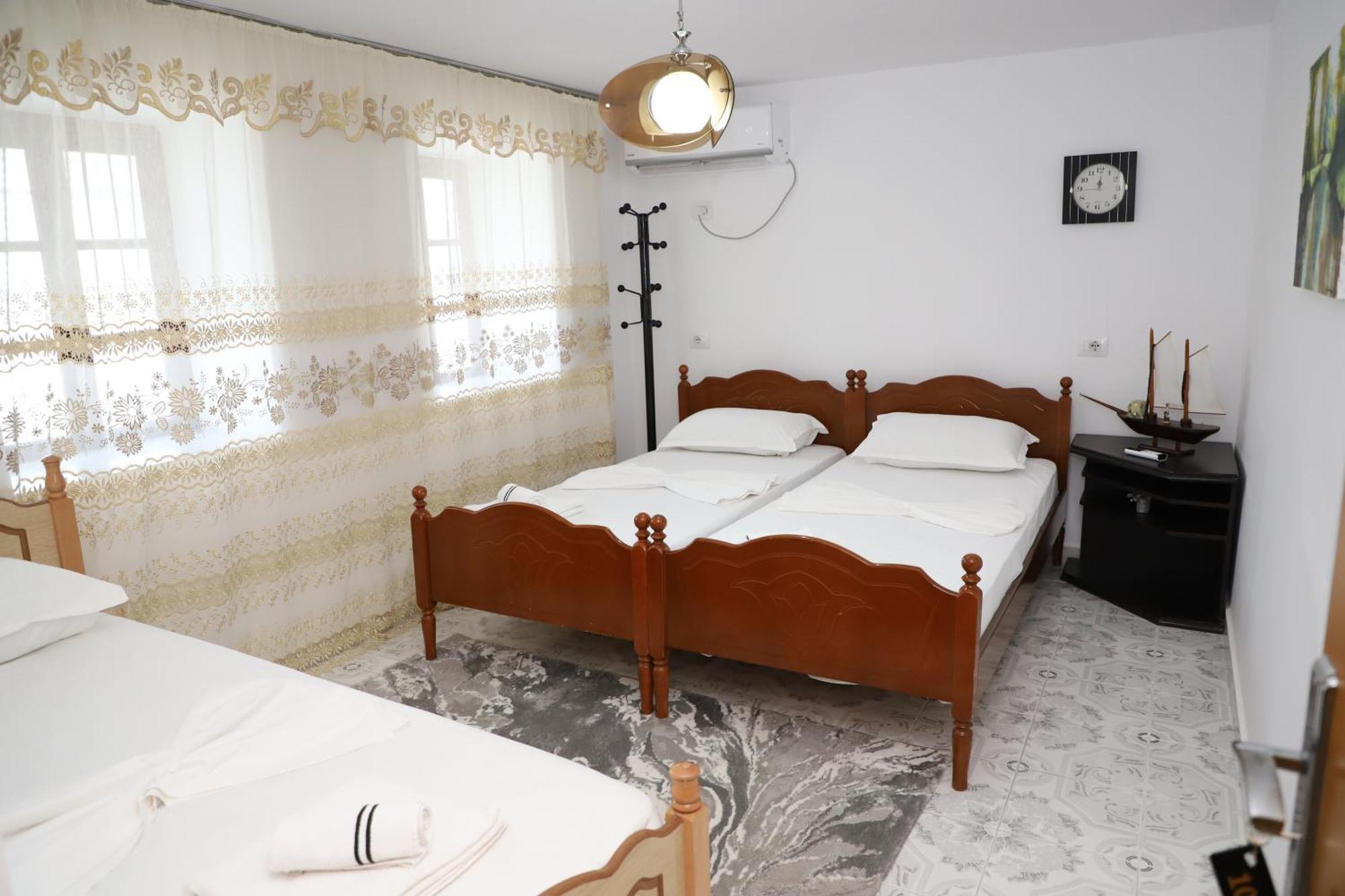 Guest House Lion Berat Exterior foto