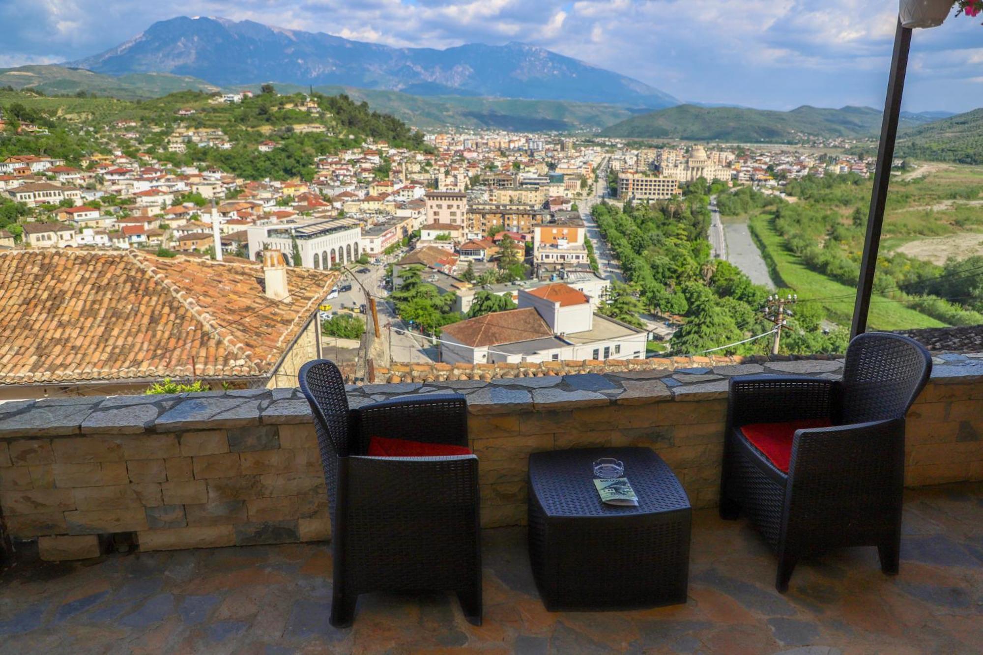 Guest House Lion Berat Exterior foto