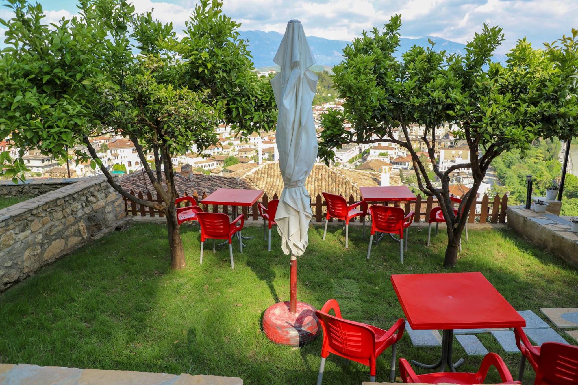 Guest House Lion Berat Exterior foto